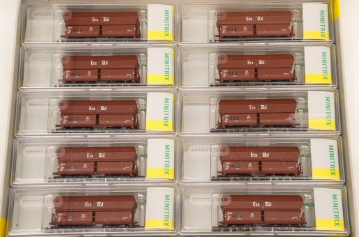 Minitrix 15458 – 10-teiliges Selbstentladewagen-Set OOtz 41 der DB, mit echtem Eisenerz beladen 