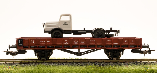 Piko 95478 – Rungenwagen Roos63, beladen mit LKW 