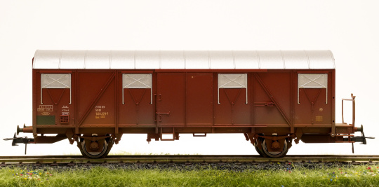 Roco 47717 (AC) – Gedeckter Güterwagen mit Bremserbühne Gos der (D)DR, gealtert 