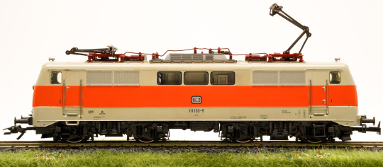 Märklin 3355 – Schnellzug-Elektrolok BR 111 der DB mit Einholmstromabnehmer, Bastlerlok 