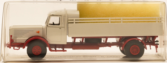 Brekina 74500 (1:87) – Büssing 8000 Pritschen-Schwalbennest LKW 