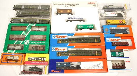 Roco u.a. (H0) – 40-teiliges Güter-/Personenwagen-Set 