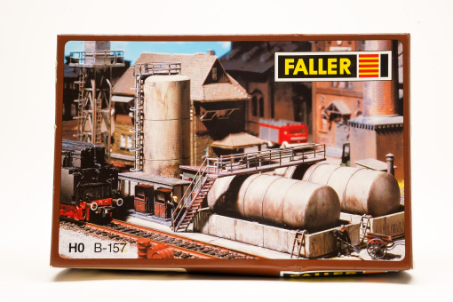 Faller 120157 (H0) – Bausatz Öllager mit Dieseltankstelle und Ölkran 