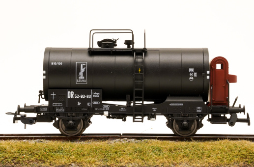 Tillig 501379 (H0) – Kesselwagen -LEUNA- mit Bremserhaus Zr der (D)DR 