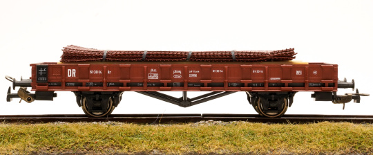 Piko 54832 – Rungenwagen Rr 61 der (D)DR, beladen mit Baustahlmatten 