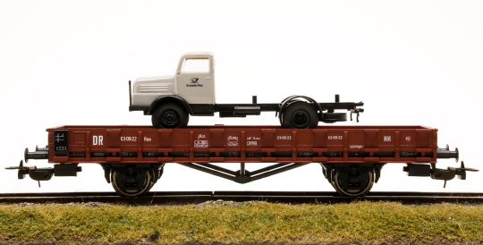 Piko 95478 – Rungenwagen Roo63 der (D)DR, beladen mit LKW 