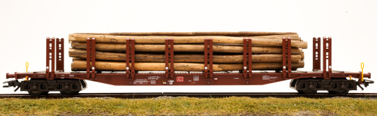 Trix 24146-02 – Doppelrungenwagen Snps 719 der DB AG, mit Holzbeladung 