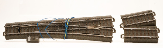 Märklin 24712 u. 2 x 24071 – C-Gleis, schlanke Weiche rechts, mit Antrieb 74490  