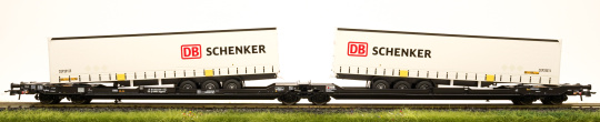 Roco 77390 – Doppeltaschen-Gelenkwagen Sdggmrss der Kombiverkehr, beladen mit zwei Auflieger von DB Schenker 