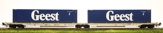 Roco 76418 – Doppeltaschen-Gelenkwagen Sdggmrss der AAE, beladen mit zwei Container Geest 