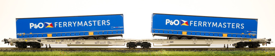 Roco 76420 – Doppeltaschen-Gelenkwagen Sdggmrss der AAE, beladen mit zwei Aufliegern von P&O 