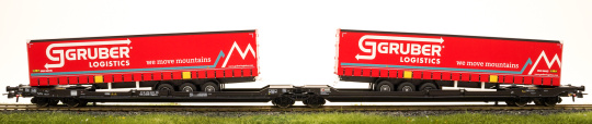 Roco 77397 (DC) – Doppeltaschen-Gelenkwagen Sdggmrss der Kombi Verkehr, Beladen mit zwei LKW-Aufliegern der Spedition Gruber Logistics 