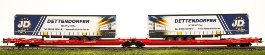 Roco 77404 (DC) – Doppeltaschen-Gelenkwagen Sdggmrs der DB AG, Beladen mit zwei LKW-Aufliegern der Spedition Dettendorfer in neuem Design 