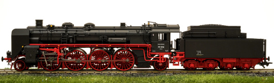 Trix 25019 – Schnellzug-Dampflokomotive BR 19.0 Sachsenstolz der (D)DR, digital & Sound & Rauch dynamisch 