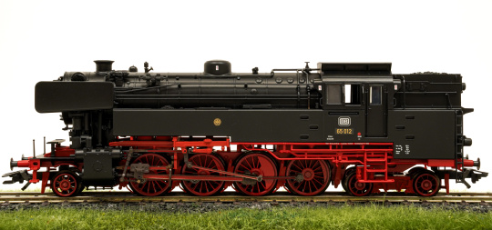 Trix 22650 – Tenderdampflok BR 65 der DB, digital (mfx/DCC) & Sound & Rauch 