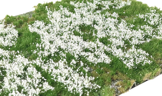 Martin Welberg Scenic Studios PWH262 – Geschichtete Grasbüschel mit weißen Blumen, 2-6 mm 