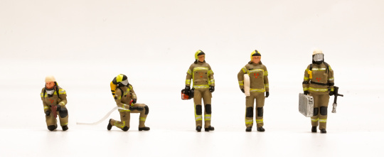 Schrumpfmich D2026F1019 – Feuerwehrleute (Deutschland) Set mit 5 Figuren, handbemalt 