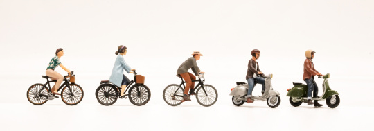 Schrumpfmich R2026R1007 – Rad & Rollerfahrer Set mit 5 Figuren + 5 Fahrzeuge, handbemalt 