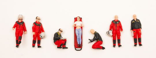 Schrumpfmich H2026A1011 – Heli-Crew ADAC (schwarze Jacken) mit 7 Figuren, handbemalt 