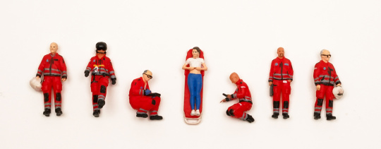 Schrumpfmich H2026D1012 – Heli-Crew DRF (rote Jacken) mit 7 Figuren, handbemalt 