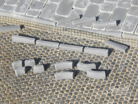 Juweela 28356 (H0) – Bordsteine Ergänzung (Kurven, Absenkungen), 720 Stück 