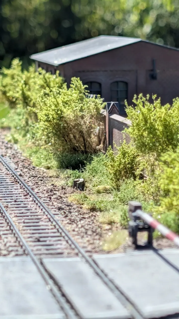 Fertiges Diorama mit zwei Gleisen und Backsteingeb&auml;ude