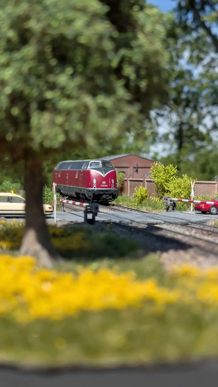 Rote Diesellokomotive an einem Bahn&uuml;bergang