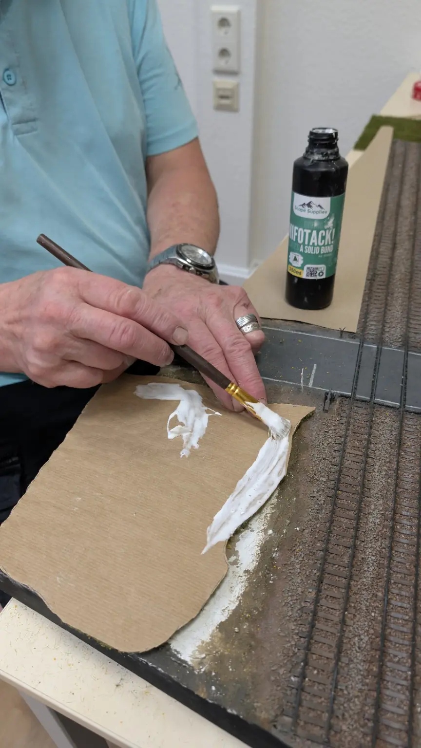 MIFOTACK wird mit einem Pinsel auf die vorbereitete Fl&auml;che aufgetragen