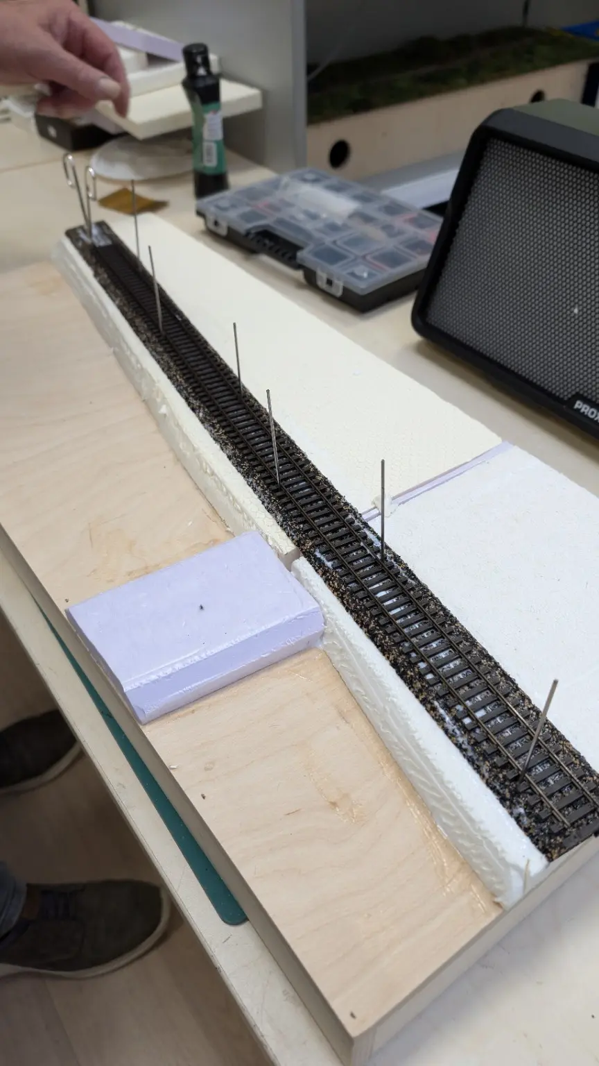Vorbereitete Gleistrasse auf dem Rohbau des neuen Showroom-Dioramas