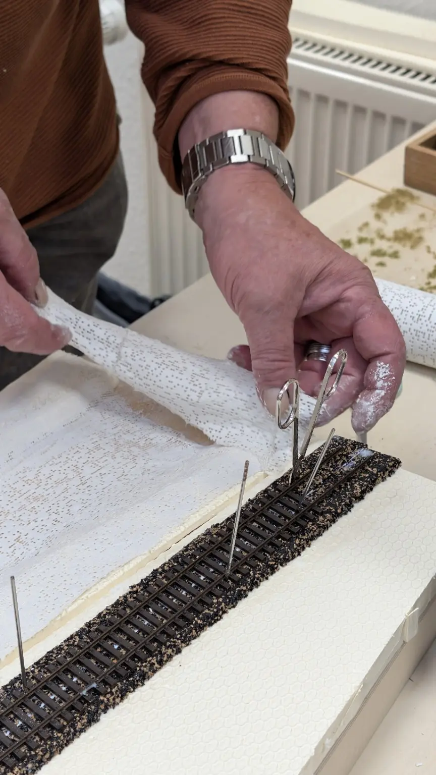 Scape Supplies MIFOSHELL wird &uuml;ber die vorbereitete Gel&auml;ndeform gelegt
