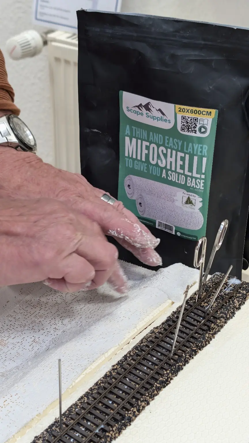 Detailaufnahme beim Formen der MIFOSHELL-Gel&auml;ndehaut