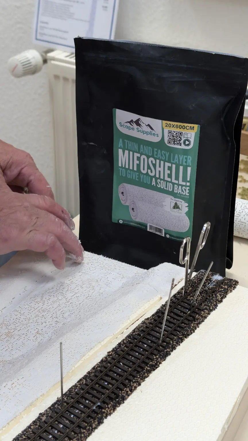 Geformte MIFOSHELL-Gel&auml;ndehaut neben dem Gleis