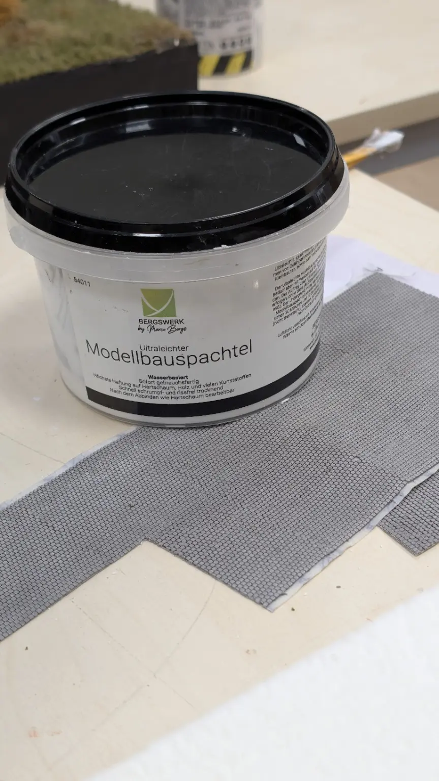 Bergswerk Modellbauspachtel neben zugeschnittenen Pflasterplatten