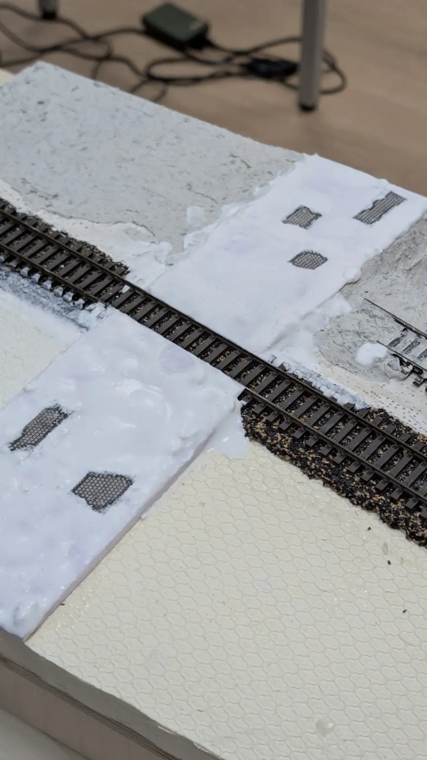 Vorbereitete Stra&szlig;enfl&auml;chen auf beiden Seiten des Modellbahngleises