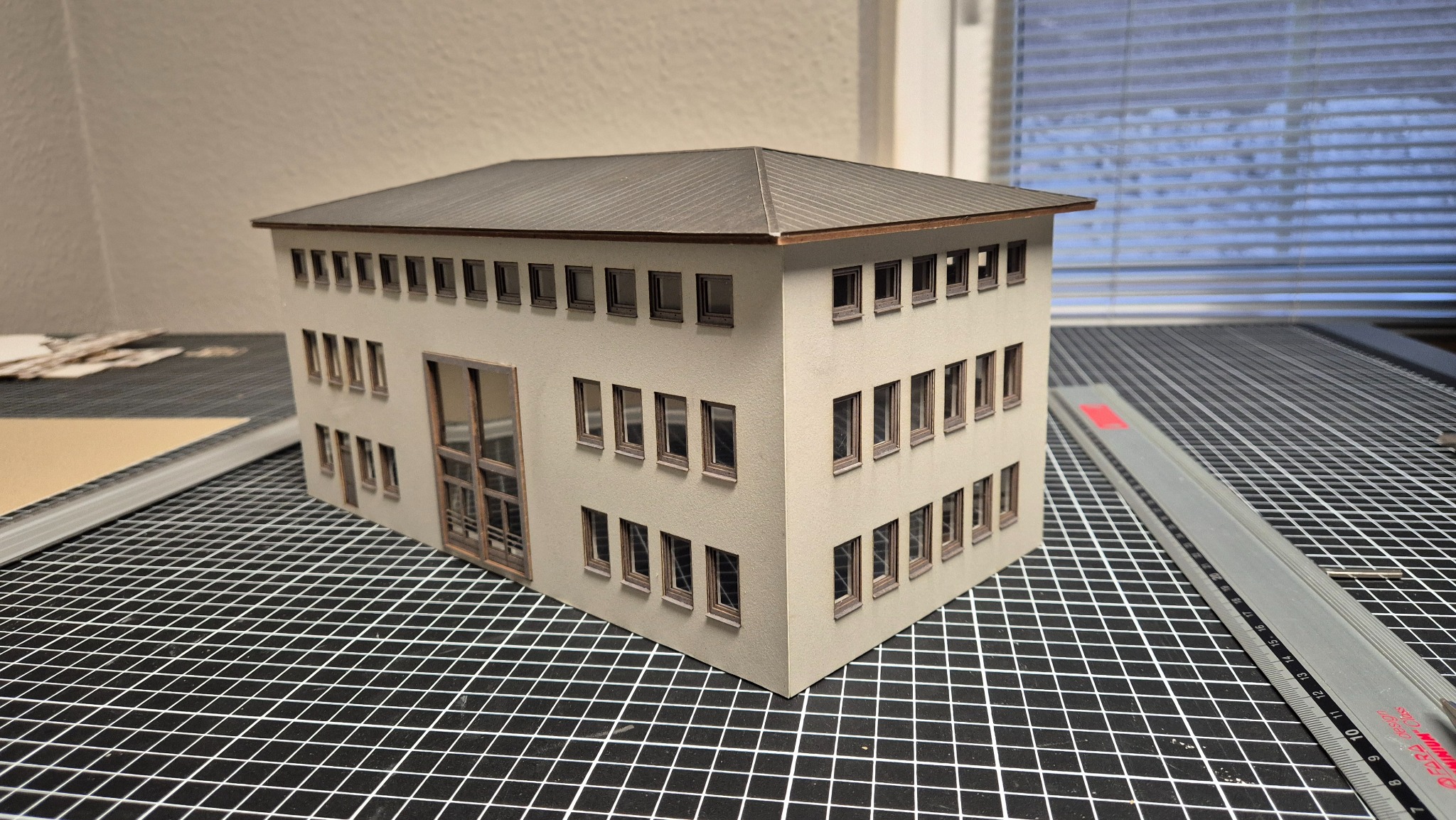 Holzfenster und Fassadengestaltung am Gebäudemodell