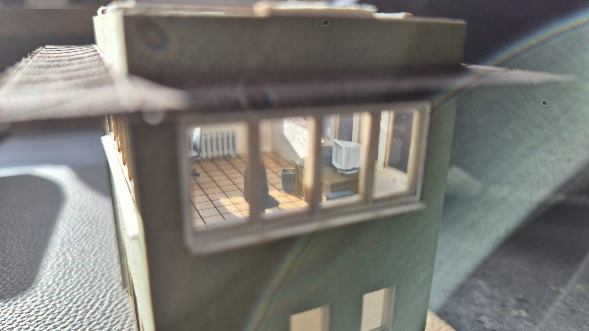 Blick durch ein Modellfenster in den ausgestalteten Innenraum