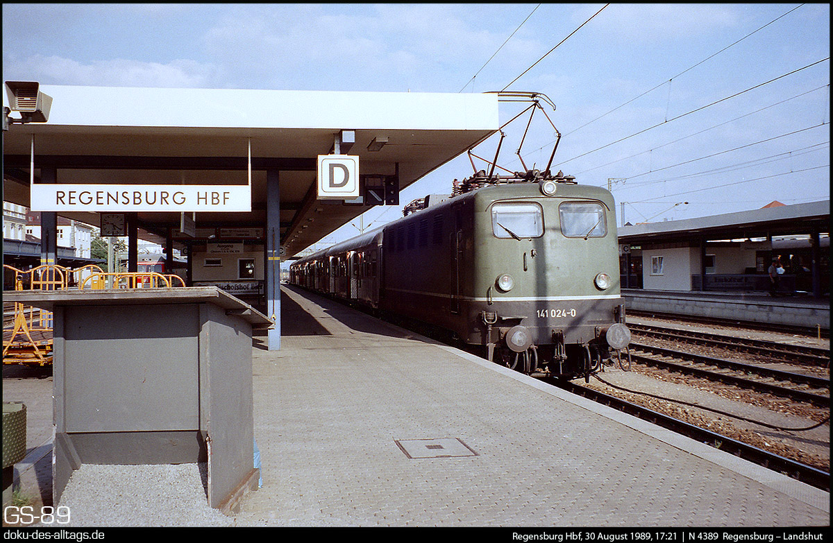 Bahnsteigdach und Lokomotive 141 024 im Regensburger Hauptbahnhof, 1989