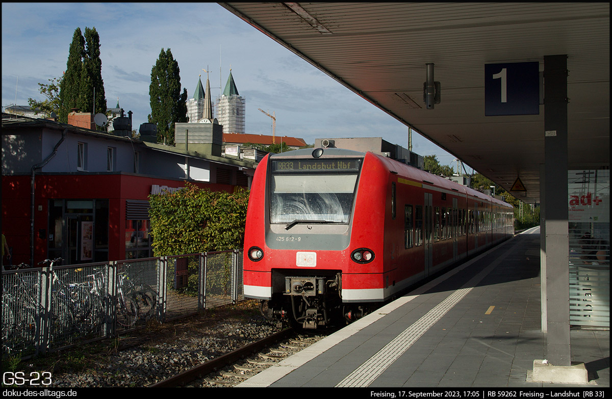 Bahnsteigdach in Freising mit Triebzug 425 612, 2023
