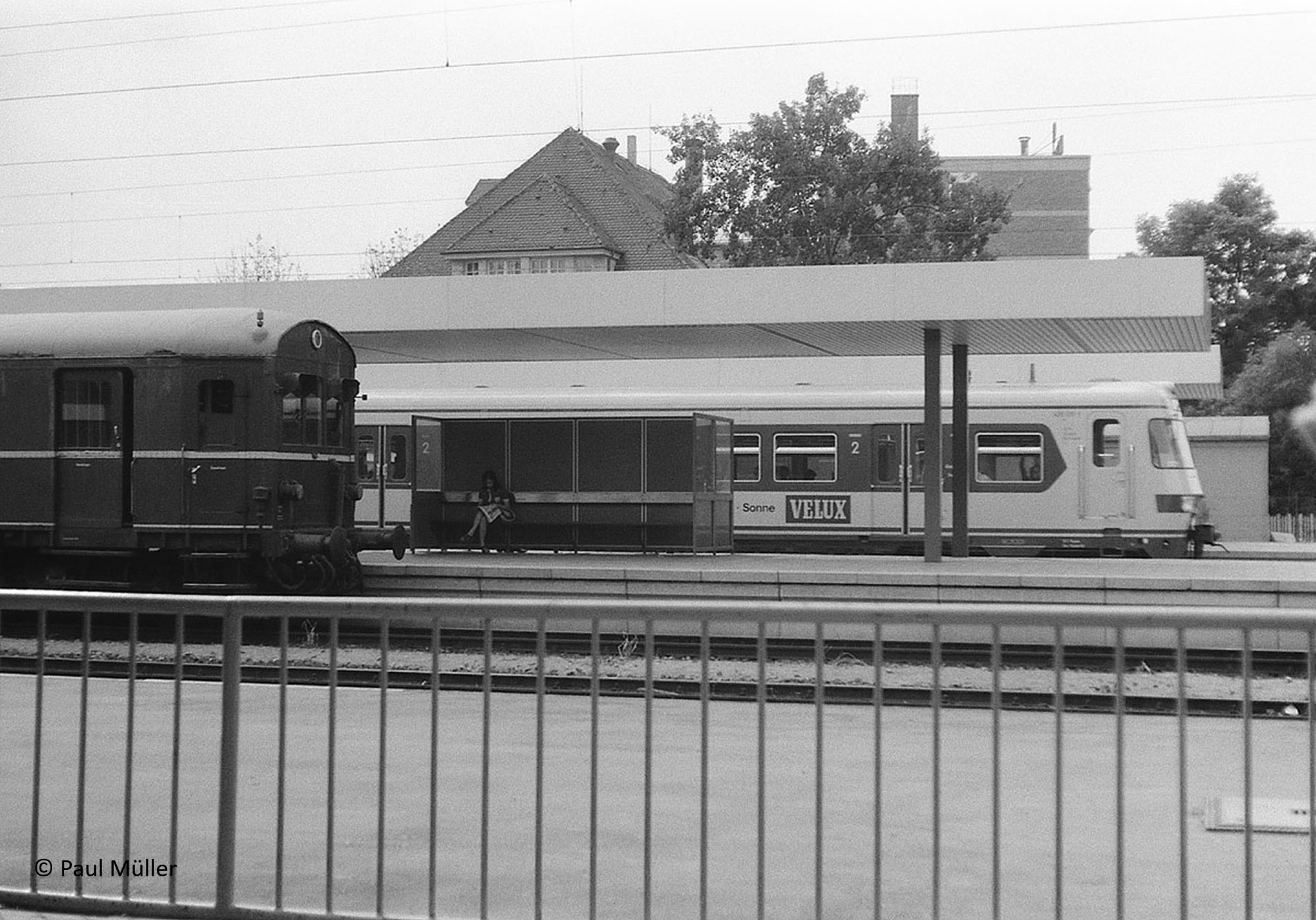 Bahnsteigdach in Moosach in Epoche IV, historisches Vorbildfoto von Paul Müller