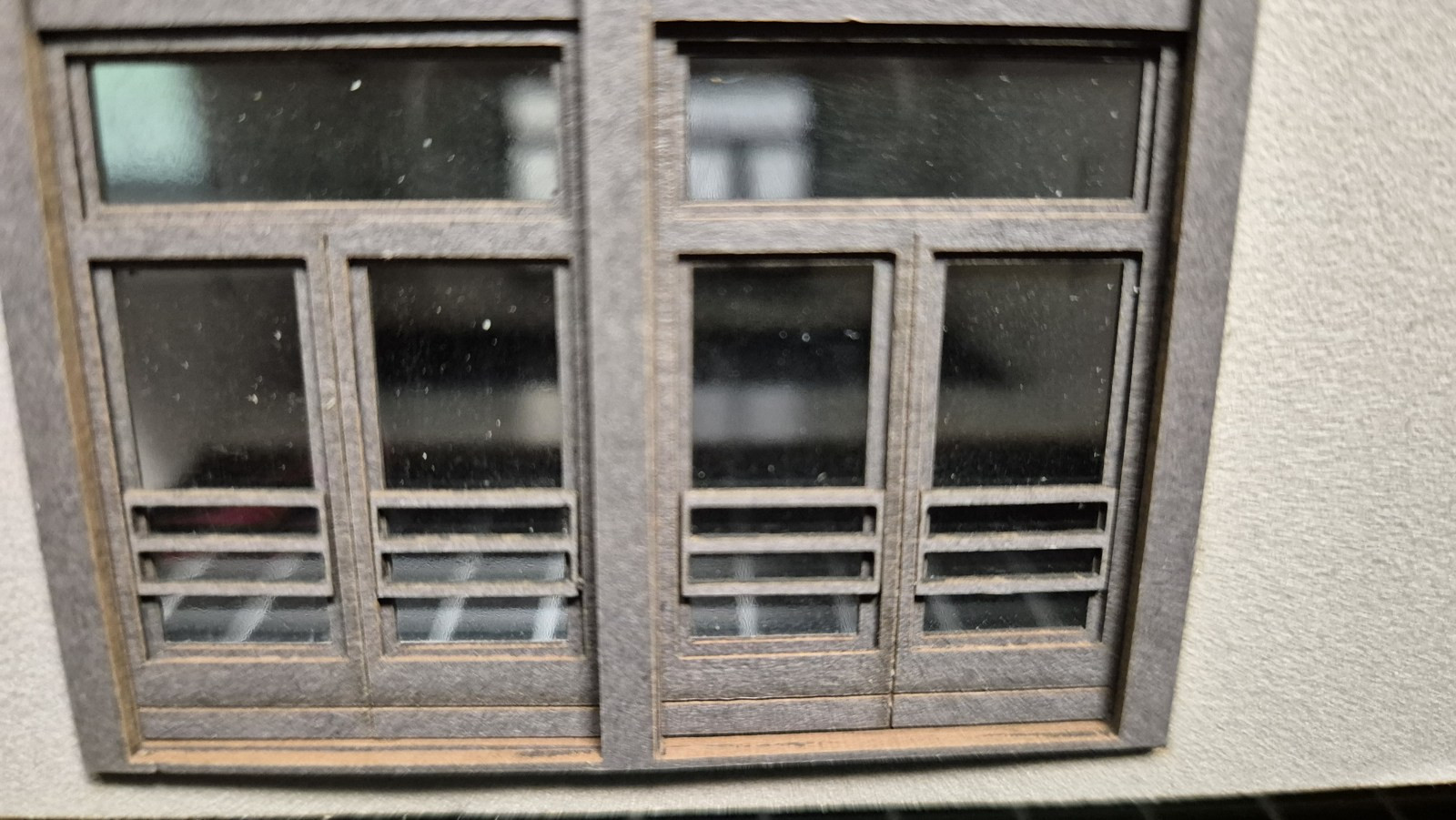 Detail eines Modellfensters mit Rahmen und Fensterbank
